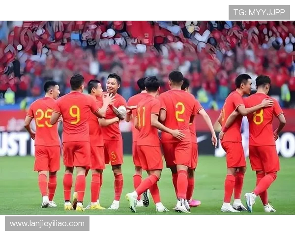 国足再度鏖战亚洲强敌奋力拼搏展现新时代中国足球精神风貌